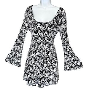 🌟En Crème black and white lace bell sleeve skater dress, size medium